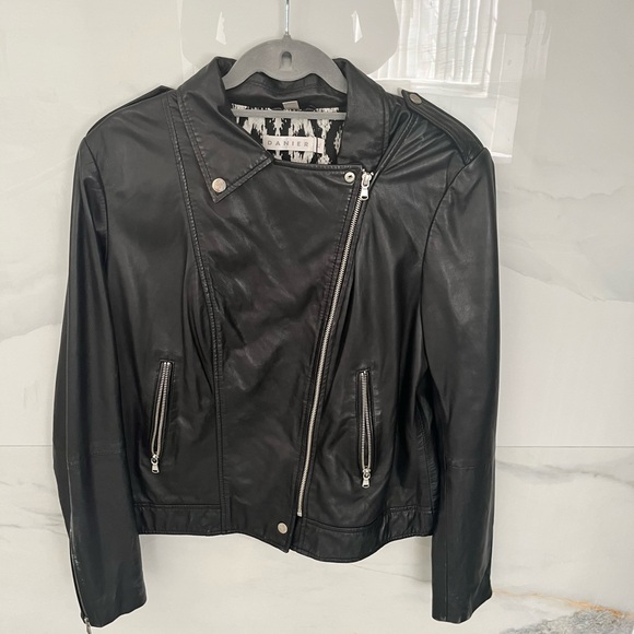 Black genuine leather jacket, never worn

msg me if you have any questions :)) - Picture 5 of 7